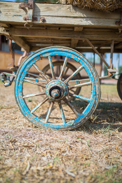 Régi kék fából készült kocsi kocsi kocsi kerék vagy gumiabroncs a gazdaságban. - Fotó, kép