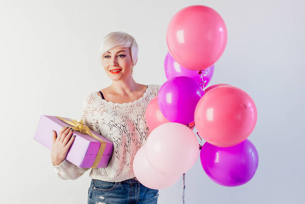 fille blonde avec des ballons et un cadeau pendant les vacances
 - Photo, image
