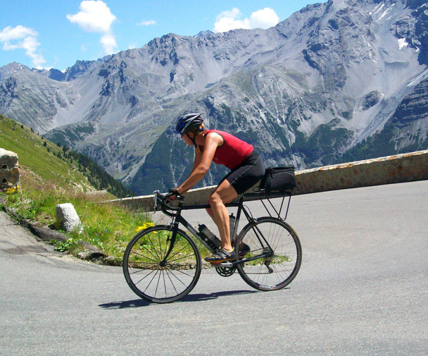 Pyöräilijä vuoristotiellä
 - Valokuva, kuva