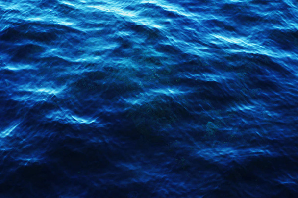 Klassieke blauwe kleur 2020. Textuur van het zeeoppervlak, geschilderde oceaanwatergolven. Klassieke blauwe achtergrond, blauwe toon 19 4052. Abstract trendy achtergrond mock up met kopieerruimte voor tekst. - Foto, afbeelding