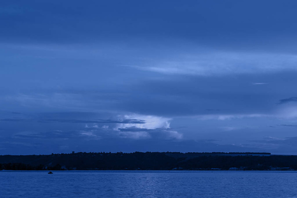 Noche azul oscuro en la playa, nubes dramáticas, espacio para el texto
 - Foto, Imagen