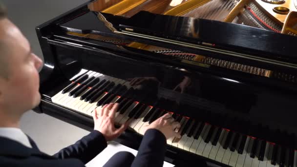 Músico masculino toca piano
 - Filmagem, Vídeo