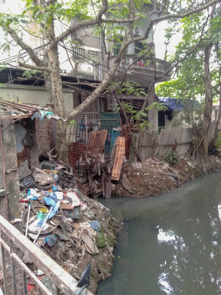 Desorden a lo largo del río sucio en Hanoi, Vietnam
  - Foto, imagen