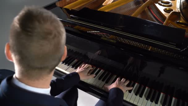 männlicher Musiker spielt Klavier - Filmmaterial, Video