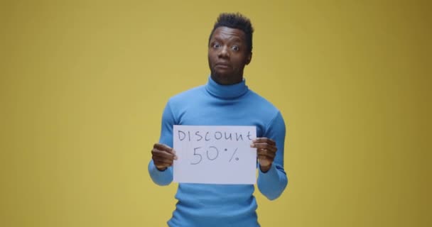 Young man holding sign - Séquence, vidéo