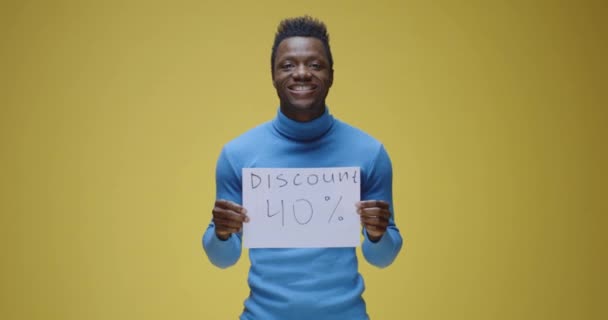 Young man holding sign - Séquence, vidéo