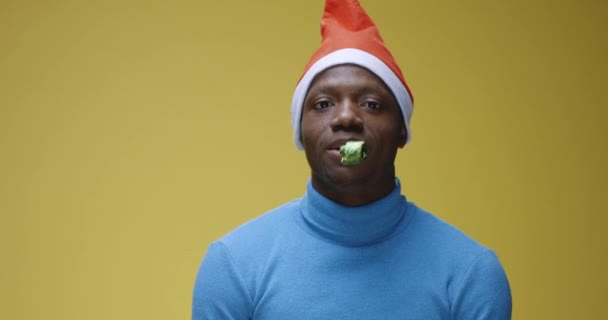 Mann bläst Party-Horn in Weihnachtsmütze - Filmmaterial, Video