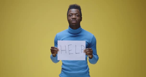 Mladý muž drží znamení - Záběry, video