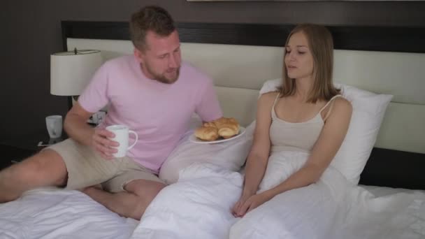 Morning surprise for a wife - Materiał filmowy, wideo