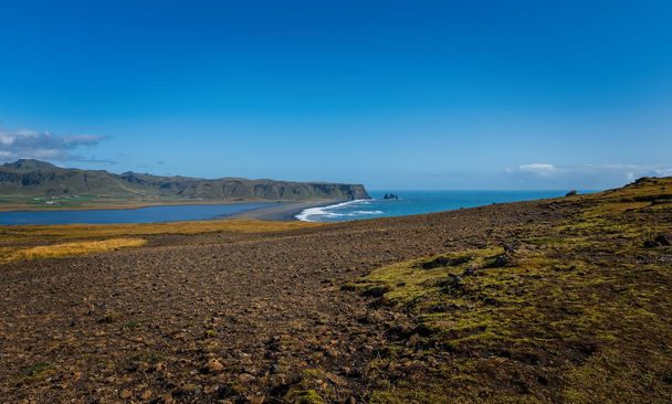 Reynisdrangar 'ın ünlü kaya oluşumları. Siyah Reynisfjara Sahili' nde. Güney İzlanda, Vik yakınlarında Atlantik Okyanusu kıyısında. Eylül 2019 - Fotoğraf, Görsel