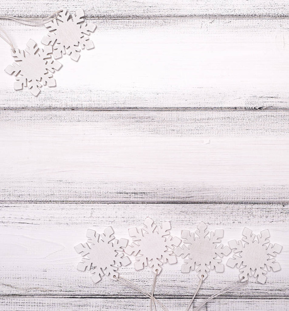 Copos de nieve de madera blanca para árbol de Navidad sobre fondo de mesa de madera blanca
 - Foto, imagen