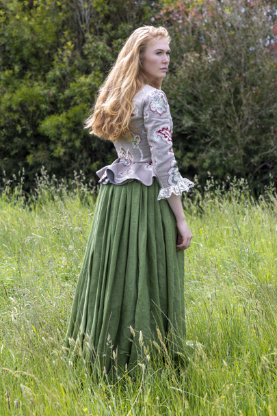 18. századi nő hímzett szoknyában áll a vadonban. - Fotó, kép