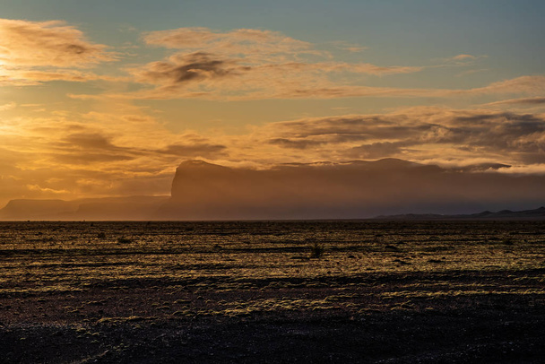 Dağların üzerinde renkli bir günbatımı. İzlanda 'nın muhteşem manzarası. Haolkvisl. Skaftafell, Eylül 2019 - Fotoğraf, Görsel
