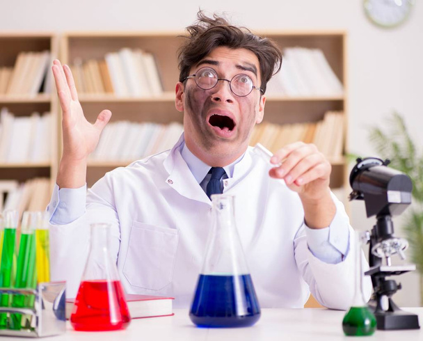 Őrült őrült tudós orvos kísérletezik egy laboratóriumban. - Fotó, kép