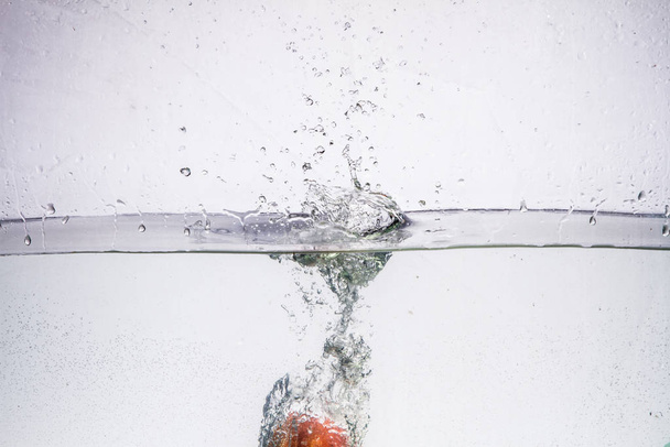 fruit in een spray van water geïsoleerd op een witte achtergrond. - Foto, afbeelding