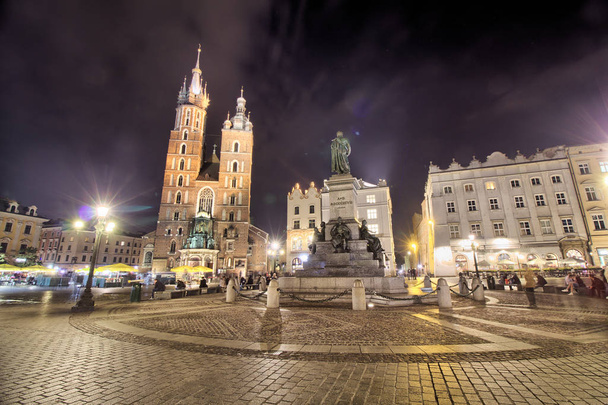 Cloth Hall και St Mary s εκκλησία στην κεντρική πλατεία της αγοράς στην Πολωνία Κρακοβία - Φωτογραφία, εικόνα