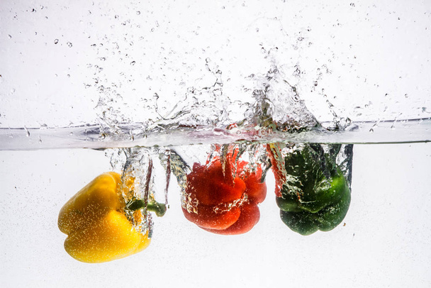 τρεις πιπεριές που πέφτουν στο νερό - Φωτογραφία, εικόνα