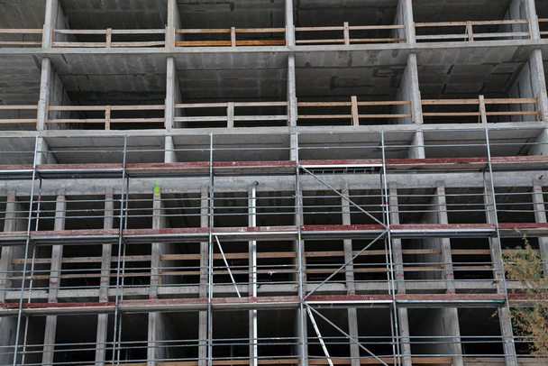 canteiro de obras com um edifício de vários andares
 - Foto, Imagem