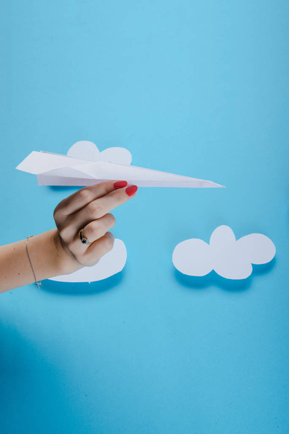 Papírové letadlo, modré pozadí - Fotografie, Obrázek