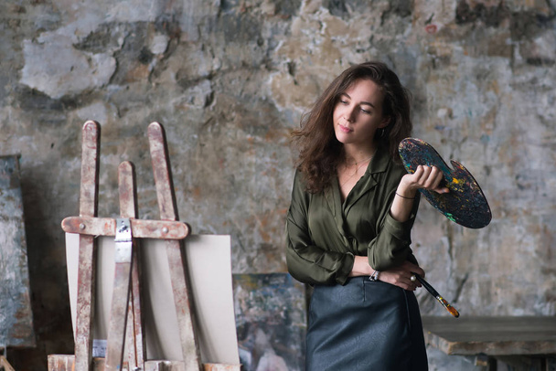 Artist woman painter with paintbrush and palette - 写真・画像
