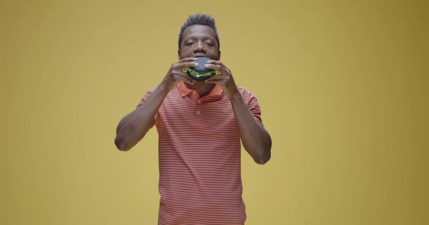 Young man eating a sandwich - Metraje, vídeo