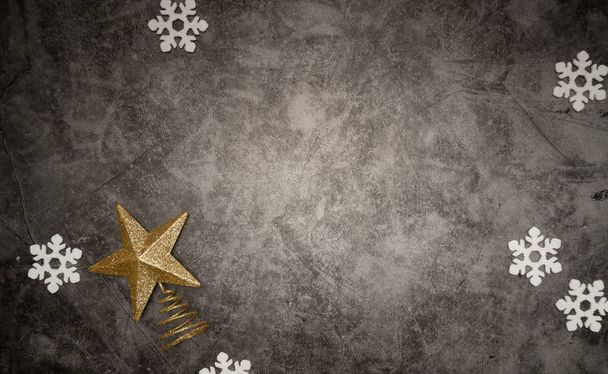 Χριστουγεννιάτικη σύνθεση νιφάδων χιονιού και κορυφής χριστουγεννιάτικου δέντρου σε ένα σύγχρονο γκρι φόντο πλυσίματος απομονωμένο. - Φωτογραφία, εικόνα