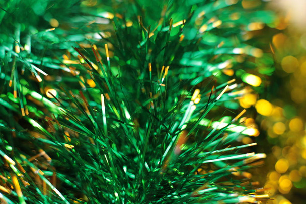 ちらつきのあるガーランドを持つクリスマス光沢のある背景、新年の明るい装飾の詳細マクロ写真ライト - 写真・画像