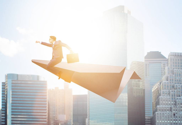 Бізнесмен летить на паперовій площині в бізнес-концепції
 - Фото, зображення