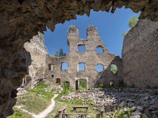 Ruinen der Burg hrad divci kamen in der Tschechischen Republik (Sommer 2019)) - Foto, Bild