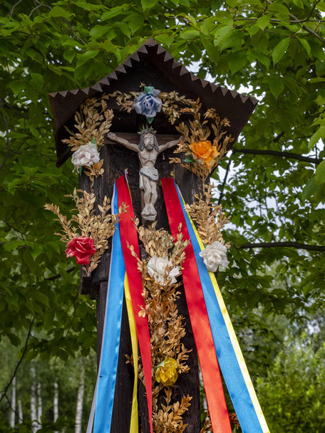 Santuario de madera junto al camino con figura de Jesucristo y coloridas decoraciones en el Museo Folclórico al aire libre de Kolbuszowa, Polonia
 - Foto, imagen