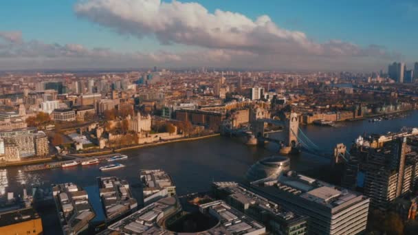 Impresionante vista panorámica del distrito de la ciudad de Londres, con el puente de la Torre, el ferrocarril de Londres cerca y el rascacielos Shard en primer plano. Hermoso video de Londres
. - Metraje, vídeo