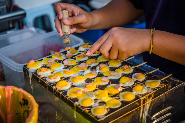 Viiriäisen muna ja makkara välipaloja Jonker kadulla markkinoilla Chinatown, Melaka, Malesia
. - Valokuva, kuva