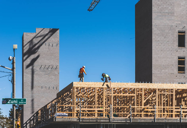 Trabajadores de la construcción en un proyecto en el centro de Denver
. - Foto, imagen