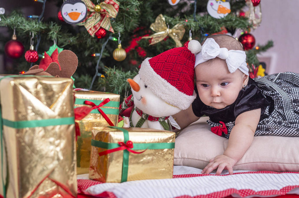 Bílé dítě v vánoční stromeček dekorace - Fotografie, Obrázek