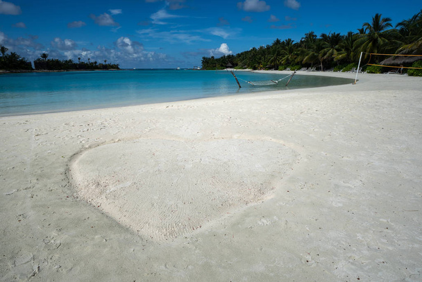 Herz im Sand am Strand auf den Malediven auf einem sonnigen  - Foto, Bild
