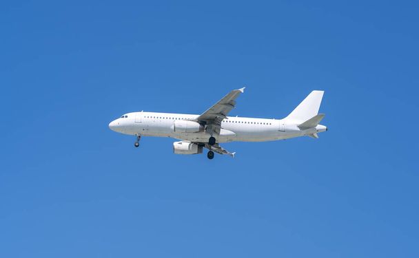 Avión a través del cielo azul prepararse para aterrizar
 - Foto, Imagen