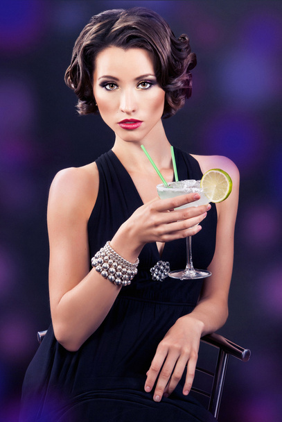 Gyönyörű elegáns lány, egy pohár martini - Fotó, kép