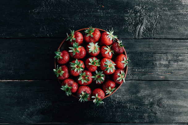 Photo strawberries on the table, view from above - Foto, afbeelding