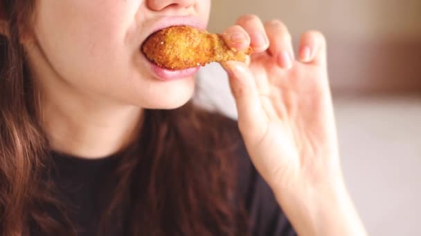fiatal csinos nő eszik csirke szárny - Felvétel, videó