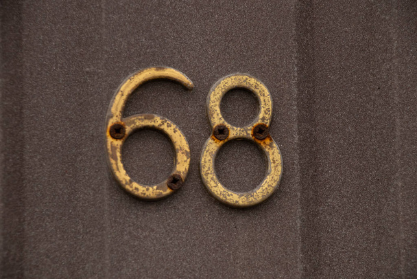Nummer 68 an der Hauswand in Großaufnahme - Foto, Bild