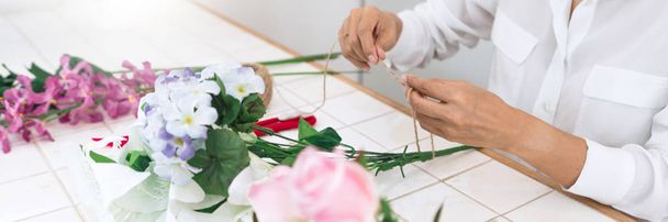 young women business owner florist making or Arranging Artificia - Zdjęcie, obraz
