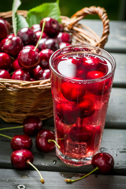 Fresh juice made of sweet cherries and ice - Foto, Imagem