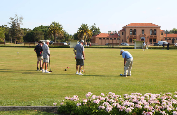ROTORUA, NEW ZEALAND - FEBRUARY 3, 2019: Teams of active senior citizens engaged in a game of lawn bowling at the Rotorua Bowling Club at the Government Gardens in Rotorua, New Zealand - Foto, imagen