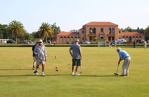 ROTORUA, NEW ZEALAND - FEBRUARY 3, 2019: Teams of active senior citizens engaged in a game of lawn bowling at the Rotorua Bowling Club at the Government Gardens in Rotorua, New Zealand - Fotografie, Obrázek