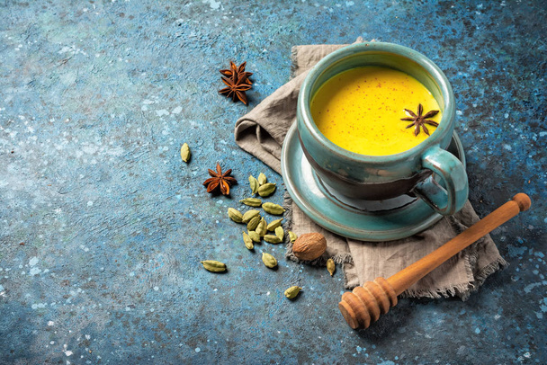 Healthy drink of golden turmeric milk with spices - Foto, Imagem