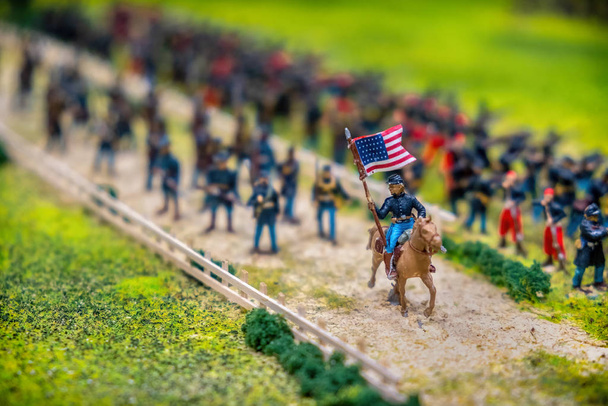 Amerikaans burger oorlog speelgoed soldaat met vlag gettysburg strijd model in de buurt van Washington - Foto, afbeelding