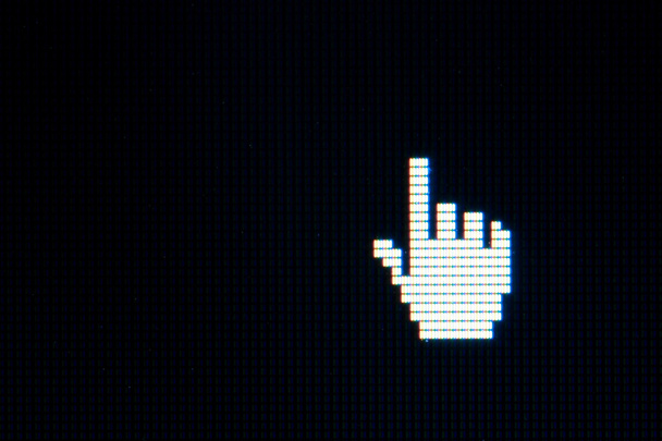 handcursor op zwart computerscherm - Foto, afbeelding
