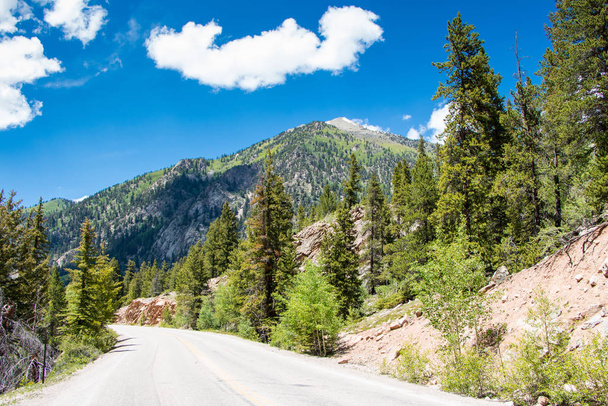 Rijden op een schilderachtige weg naar Aspen, Independence Pass snelweg 82, Colorado, Usa.. - Foto, afbeelding