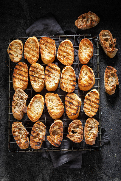 Świeże tosty pełnoziarniste pieczone na ruszcie grillowym - Zdjęcie, obraz