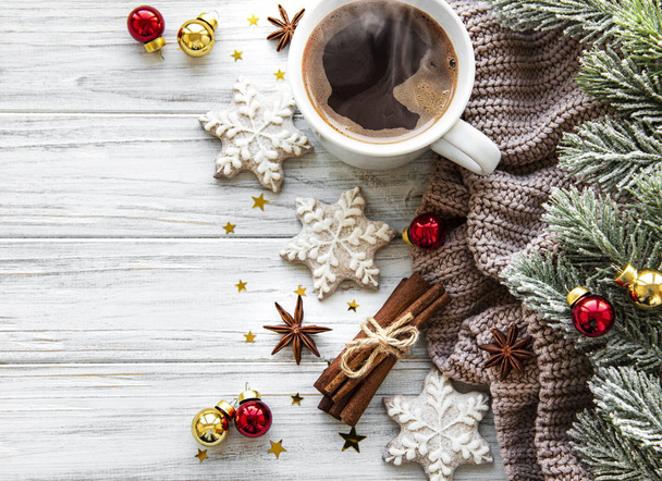 Χριστουγεννιάτικη σύνθεση με φλιτζάνι καφέ και διακόσμηση - Φωτογραφία, εικόνα